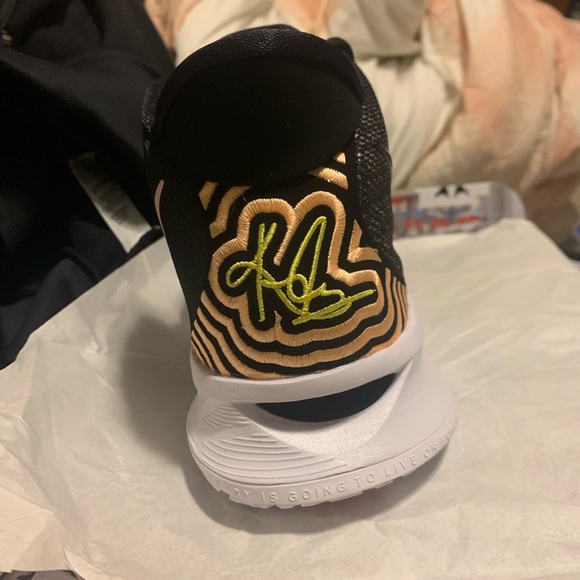Never worn Kyrie 7 - Picture 2 of 3